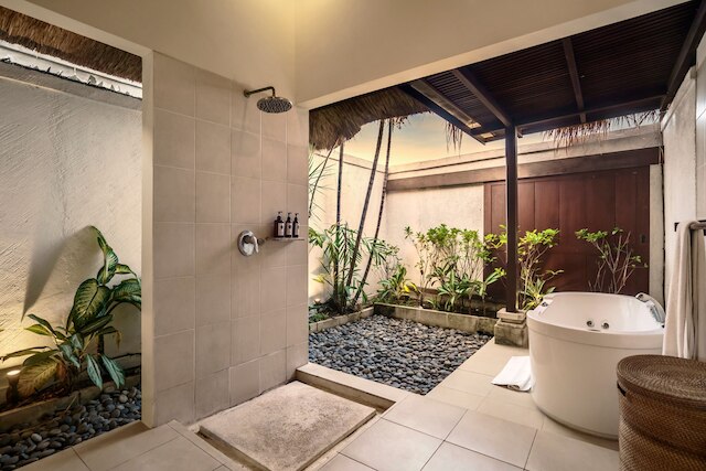 ヴィラ ガディング バイ アルフレッド イン バリ - スタニング 4 ベッドルーム ヴィラ イン ザ ハート オブ スミニャック ビーチ