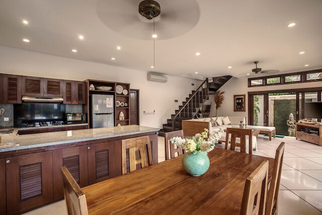 ヴィラ ガディング バイ アルフレッド イン バリ - スタニング 4 ベッドルーム ヴィラ イン ザ ハート オブ スミニャック ビーチ