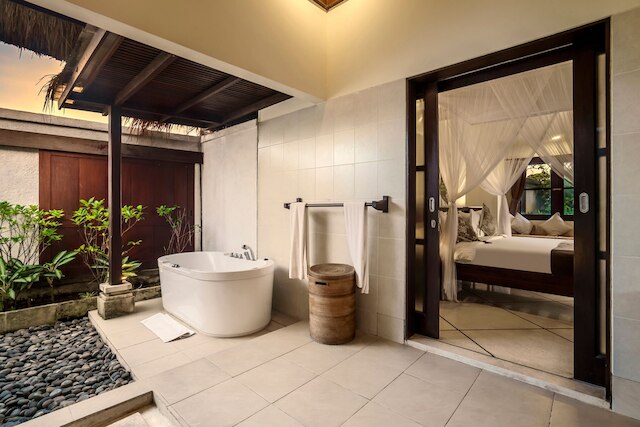 ヴィラ ガディング バイ アルフレッド イン バリ - スタニング 4 ベッドルーム ヴィラ イン ザ ハート オブ スミニャック ビーチ