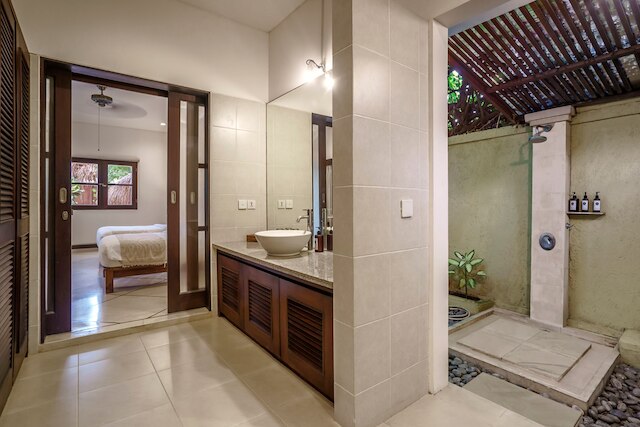 ヴィラ ガディング バイ アルフレッド イン バリ - スタニング 4 ベッドルーム ヴィラ イン ザ ハート オブ スミニャック ビーチ