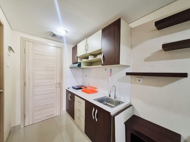 コージー アンド グッド プレイス スタジオ アット タマン メラティ シンドゥアディ アパートメント