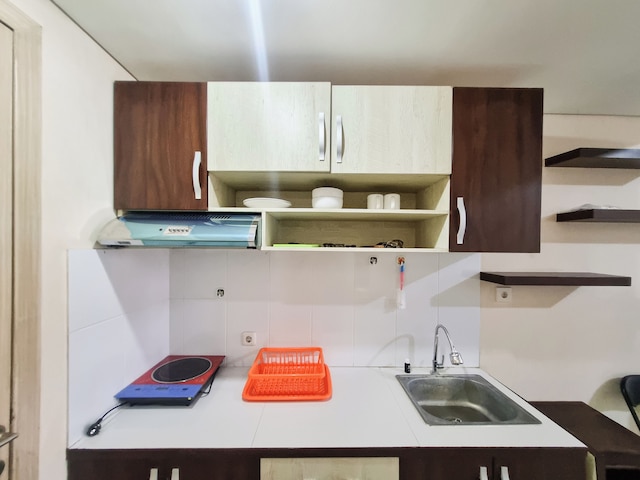 コージー アンド グッド プレイス スタジオ アット タマン メラティ シンドゥアディ アパートメント