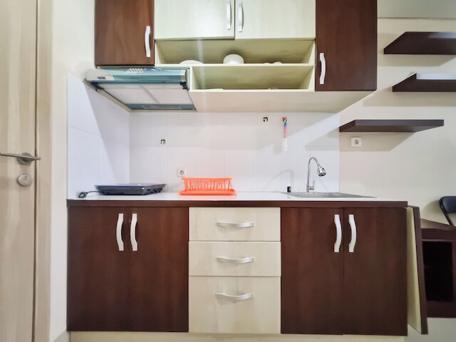 コージー アンド グッド プレイス スタジオ アット タマン メラティ シンドゥアディ アパートメント