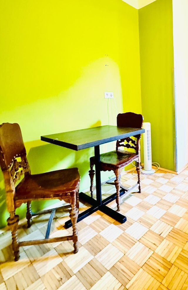 アフォーダブル セントラル ルームズ ニア U3