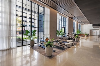 ラグジュアリー ダウンタウン コンド ウィズ シティ ビューズ