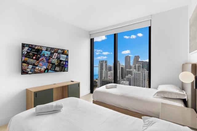 ラグジュアリー ダウンタウン コンド ウィズ シティ ビューズ