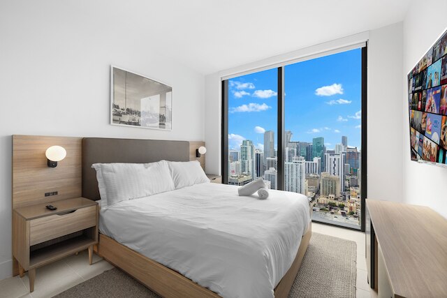 ラグジュアリー ダウンタウン コンド ウィズ シティ ビューズ