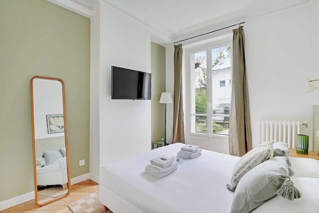 エレガンス アンド チャーム イン ザ シック タウン オブ ヌイイ