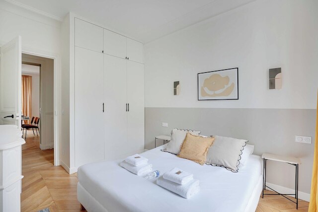 エレガンス アンド チャーム イン ザ シック タウン オブ ヌイイ