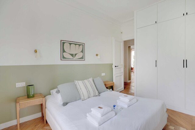 エレガンス アンド チャーム イン ザ シック タウン オブ ヌイイ