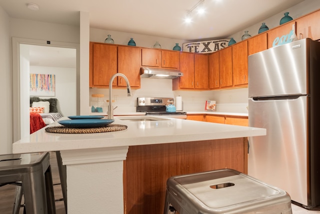 モダン コンド ウィズ プール、ジム、ワークスペースズ & BBQ