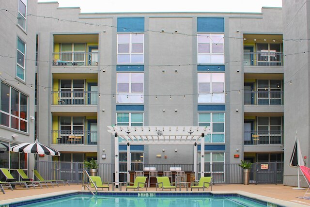 モダン コンド ウィズ プール、ジム、ワークスペースズ & BBQ