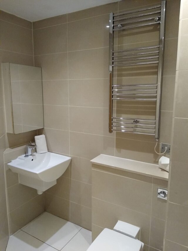 コントラクター ブッカーズ アット インフィニティ アパートメンツ