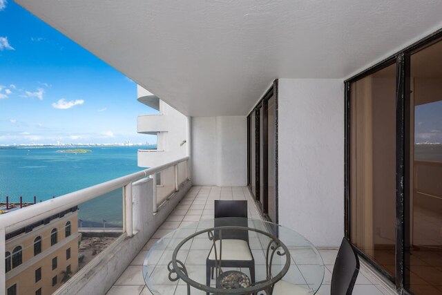 オーシャンビュー ウィズ ラージバルコニー プール アンド ホットタブ