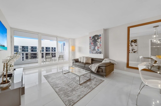 ベイ オーバールッキング コンド ウィズ バルコニー