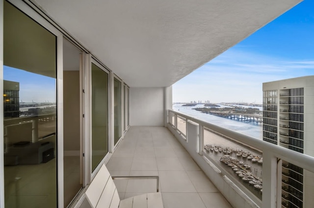 ベイ オーバールッキング コンド ウィズ バルコニー