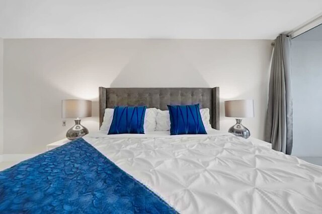 ベイ オーバールッキング コンド ウィズ バルコニー