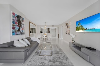 ベイ オーバールッキング コンド ウィズ バルコニー