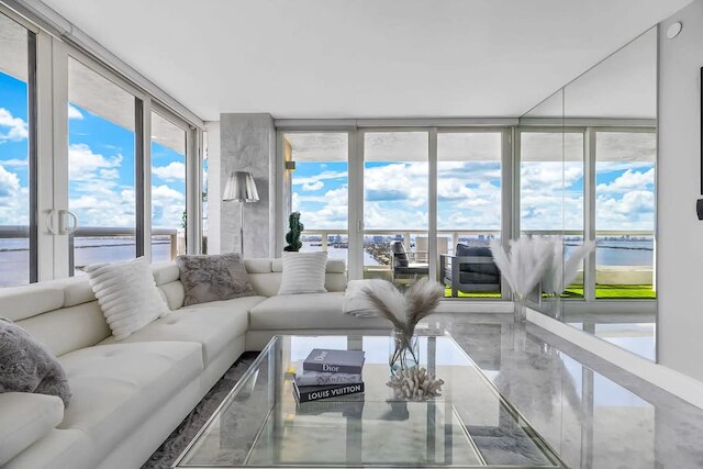 インクレディブル ウォーターフロント ペントハウス ウィズ ベイビュー