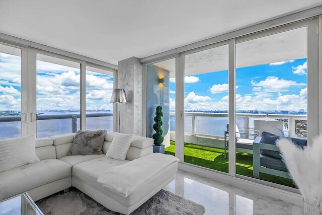 インクレディブル ウォーターフロント ペントハウス ウィズ ベイビュー