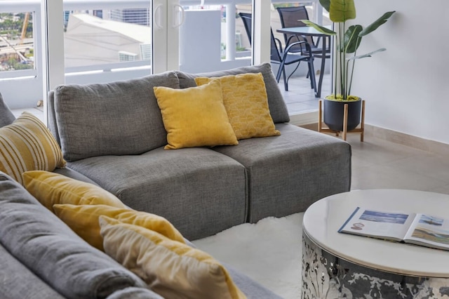 サン スプラッシュ ハイ フロア プール