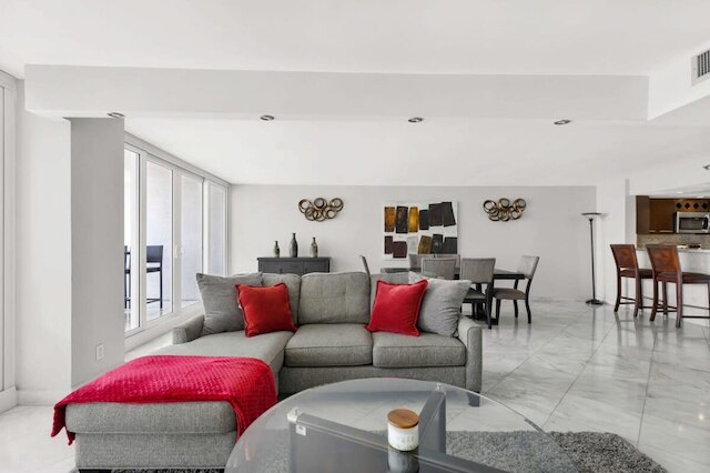 サニー アンド スペーシャス 2 ベッドルーム コンド オン ザ ベイ