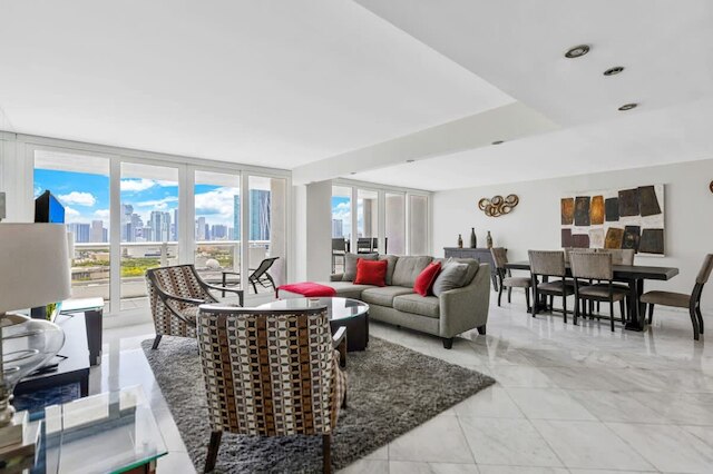 サニー アンド スペーシャス 2 ベッドルーム コンド オン ザ ベイ