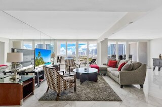 サニー アンド スペーシャス 2 ベッドルーム コンド オン ザ ベイ