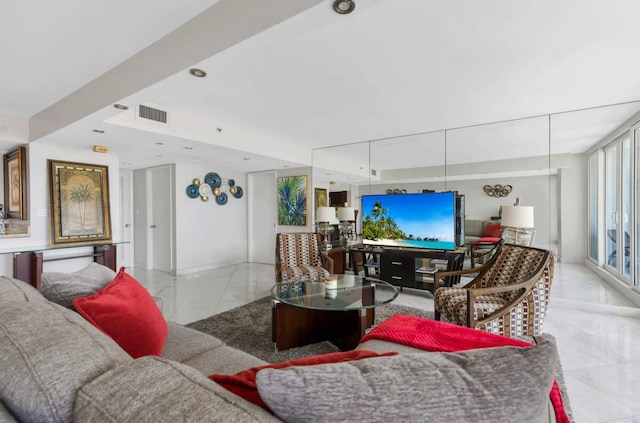 サニー アンド スペーシャス 2 ベッドルーム コンド オン ザ ベイ