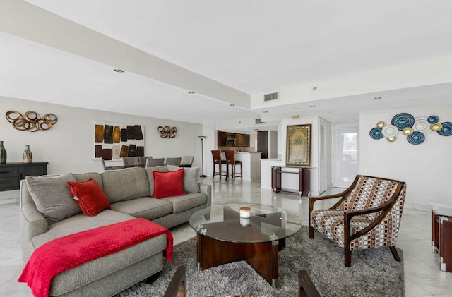 サニー アンド スペーシャス 2 ベッドルーム コンド オン ザ ベイ