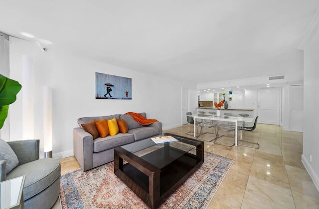 フロリダ サンライズ ホスト カバーズ サービス フィーズ