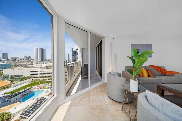 フロリダ サンライズ ホスト カバーズ サービス フィーズ