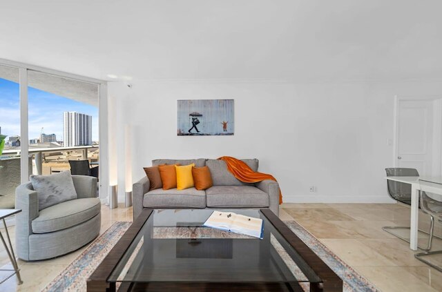 フロリダ サンライズ ホスト カバーズ サービス フィーズ