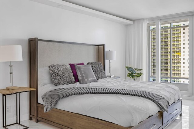 シック ベイフロント コンド ウィズ スタニング ビュー