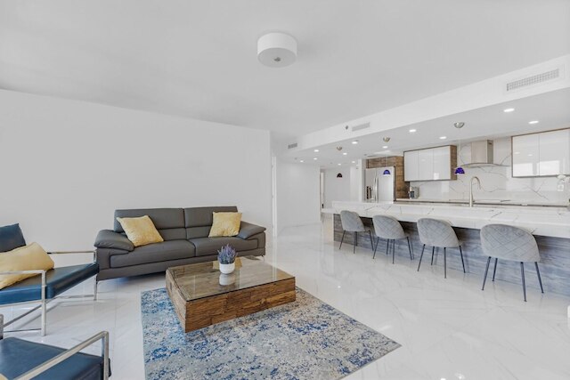 シック ベイフロント コンド ウィズ スタニング ビュー