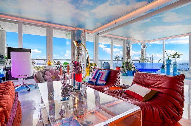 ディスコ クラウド コンド イン マイアミ