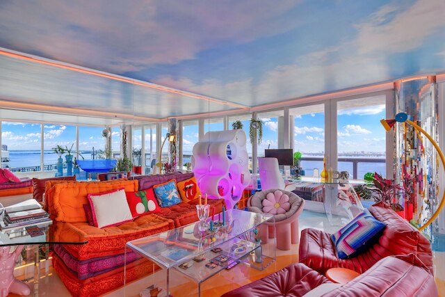 ディスコ クラウド コンド イン マイアミ