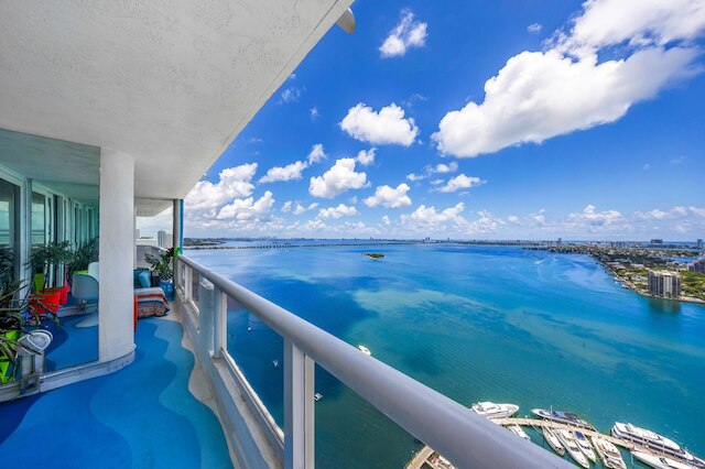 ディスコ クラウド コンド イン マイアミ