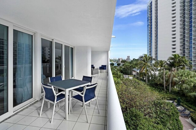 トロピカル ブリス ウィズ プール ホットタブ