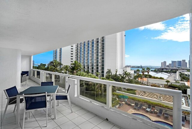 トロピカル ブリス ウィズ プール ホットタブ