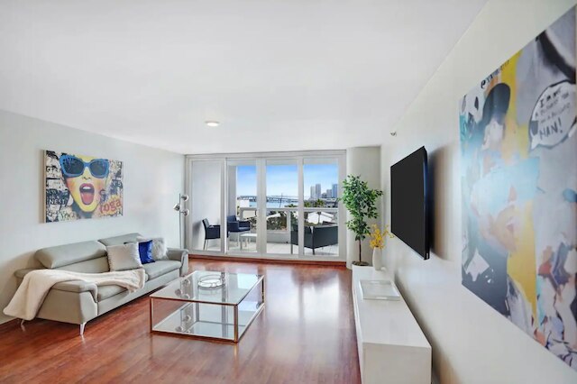 トロピカル ブリス ウィズ プール ホットタブ