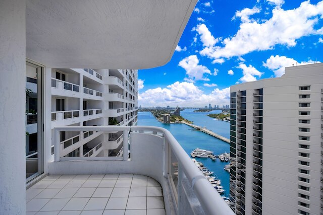 リラクシング ゲッタウェイ ウィズ プール アンド ベイ ビスタ