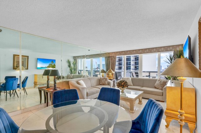 エッジー アンド ユニーク コンド オン ザ ベイ