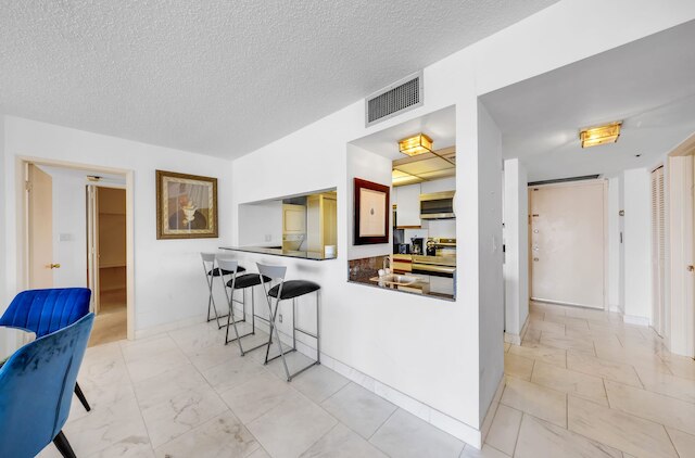 エッジー アンド ユニーク コンド オン ザ ベイ