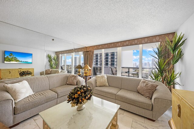 エッジー アンド ユニーク コンド オン ザ ベイ