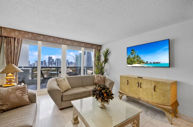 エッジー アンド ユニーク コンド オン ザ ベイ