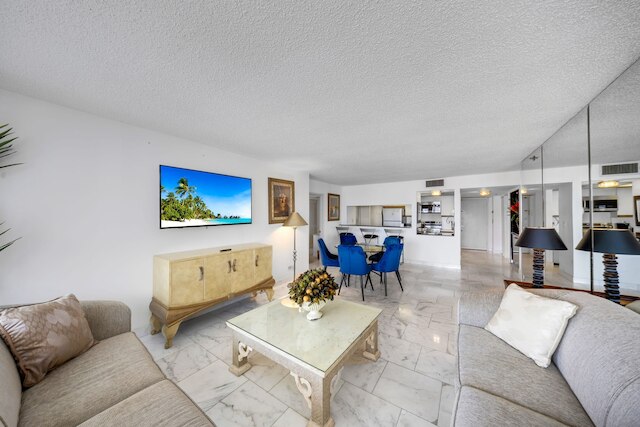 エッジー アンド ユニーク コンド オン ザ ベイ