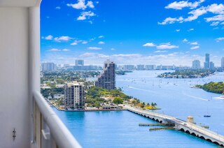 エッジー アンド ユニーク コンド オン ザ ベイ