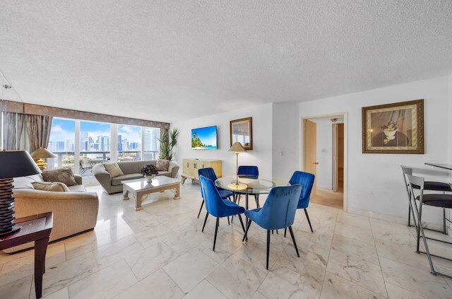 エッジー アンド ユニーク コンド オン ザ ベイ