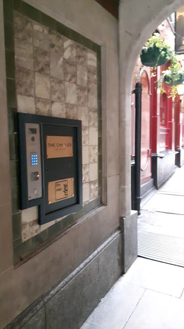 モダン ラグジュアリー 1BR フラット ハート